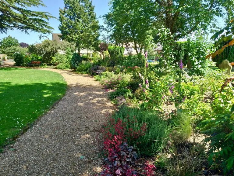 5 benefits of using a garden designer